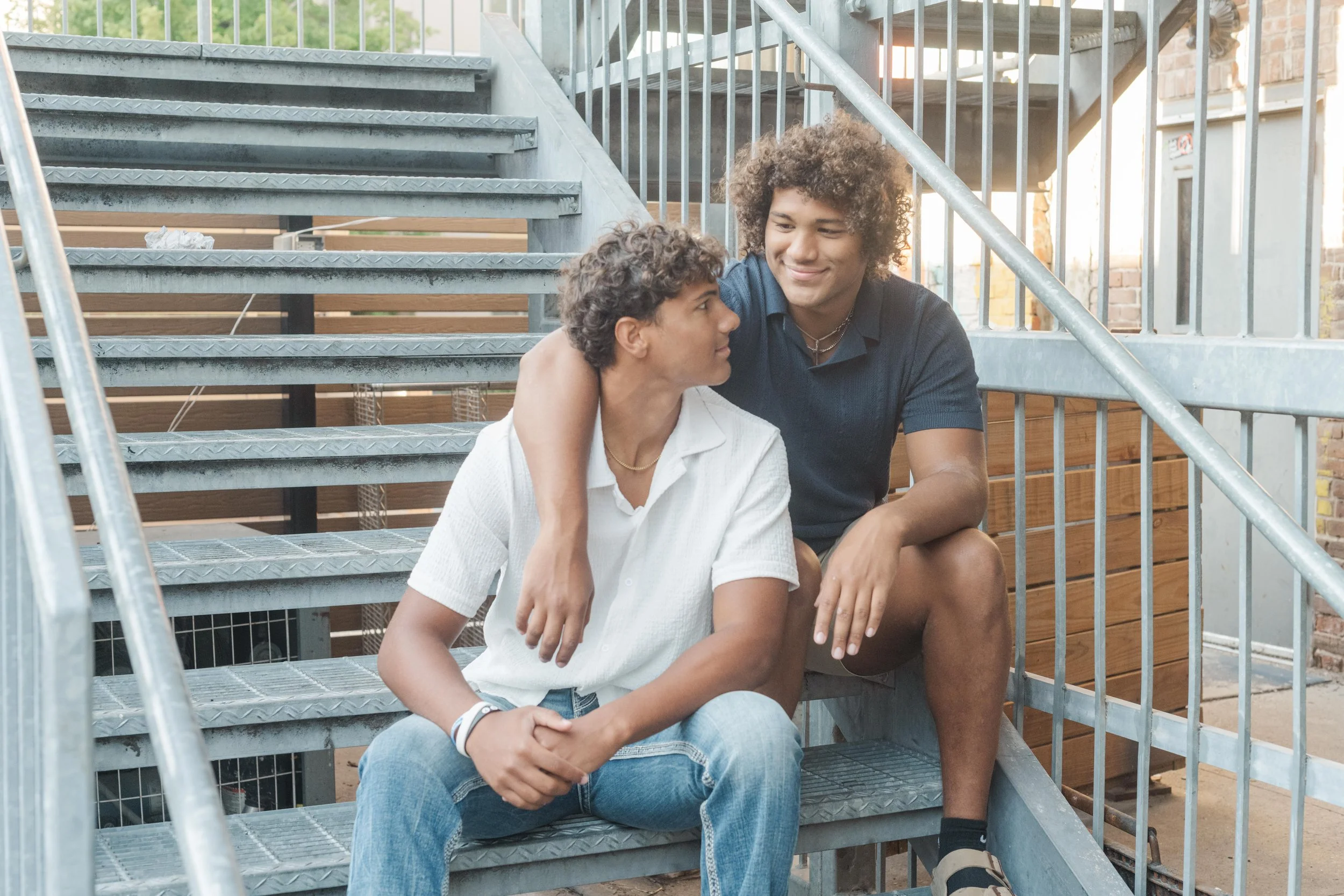  Click the image of these twins to view their Downtown Des Moines & Norwalk session! 